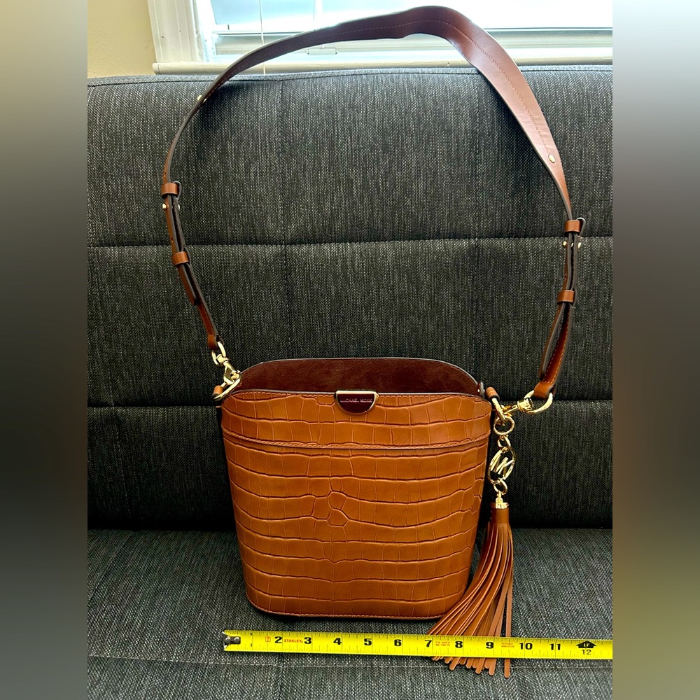 Fashionable Michael Kors cross body bag.